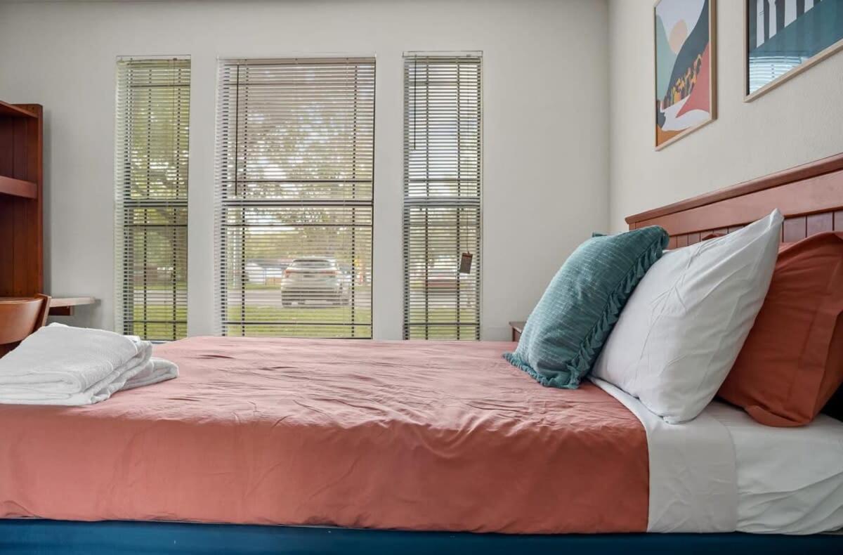 Budget Friendly Sleeps 8 Discounts Available Tampa Exterior photo